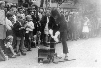 604778 Afbeelding Jo Wilbrink, verkleed als joker, tijdens een act met een baby die Adolf Hitler voorstelt, op het ...